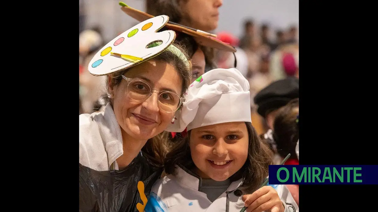 Desfile carnavalesco de alunos na Azinhaga sobre a obra do pintor Serrão de Faria