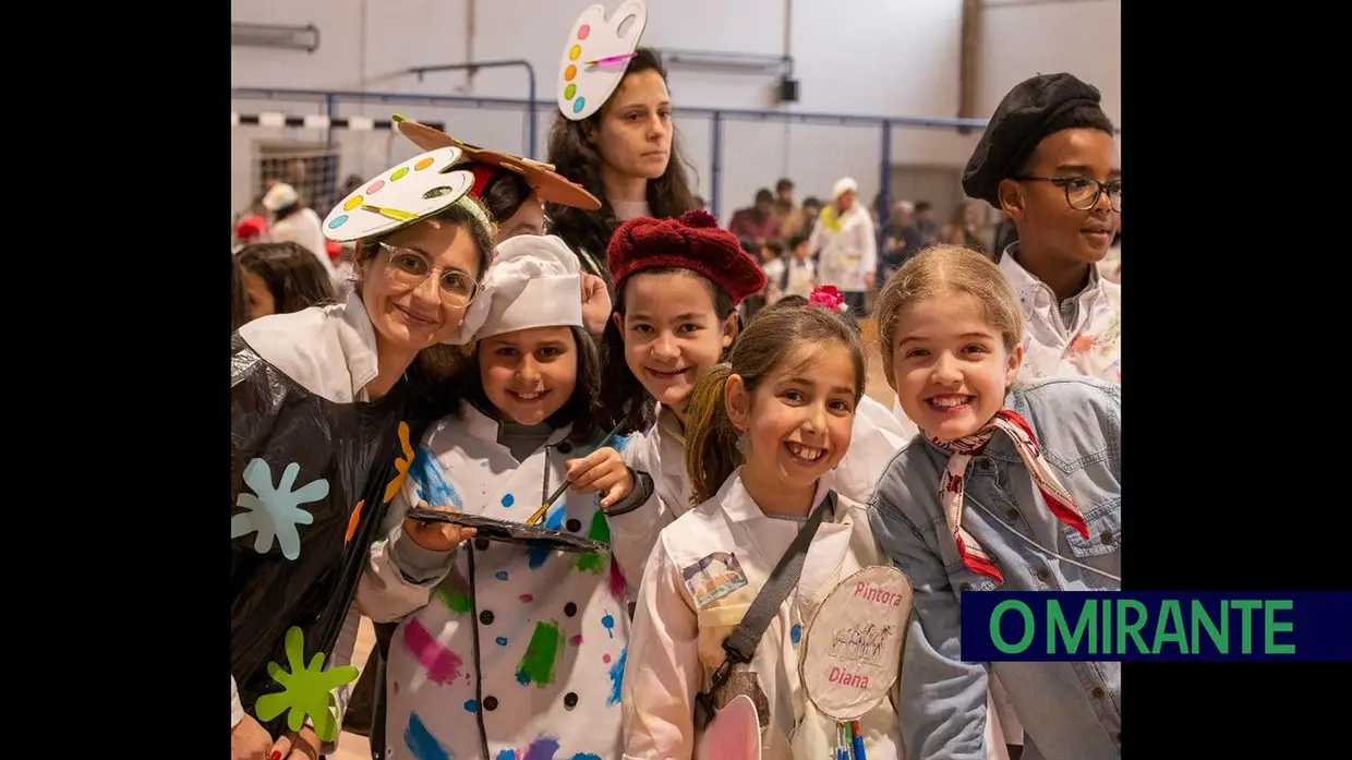 Desfile carnavalesco de alunos na Azinhaga sobre a obra do pintor Serrão de Faria