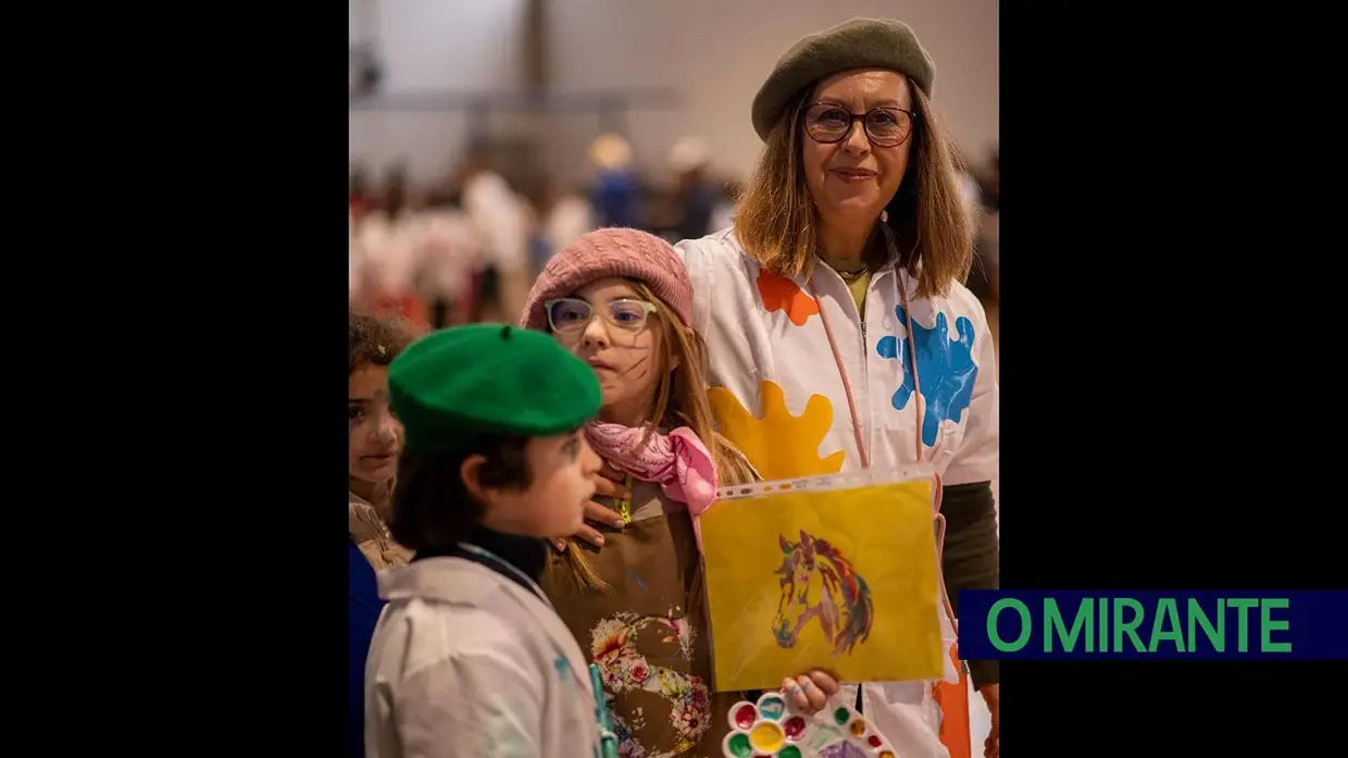 Desfile carnavalesco de alunos na Azinhaga sobre a obra do pintor Serrão de Faria