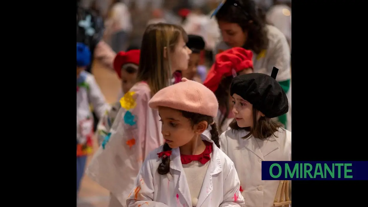 Desfile carnavalesco de alunos na Azinhaga sobre a obra do pintor Serrão de Faria