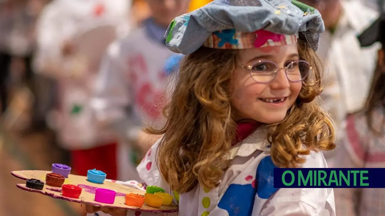 Desfile carnavalesco de alunos na Azinhaga sobre a obra do pintor Serrão de Faria