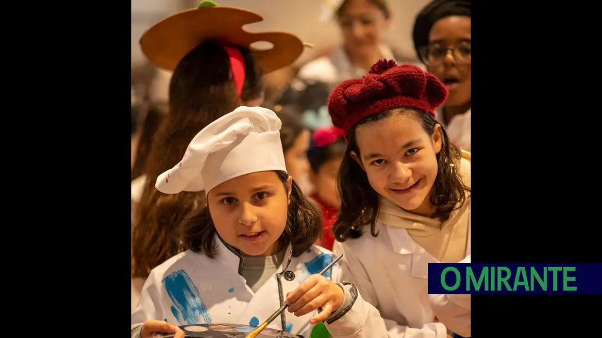 Desfile carnavalesco de alunos na Azinhaga sobre a obra do pintor Serrão de Faria