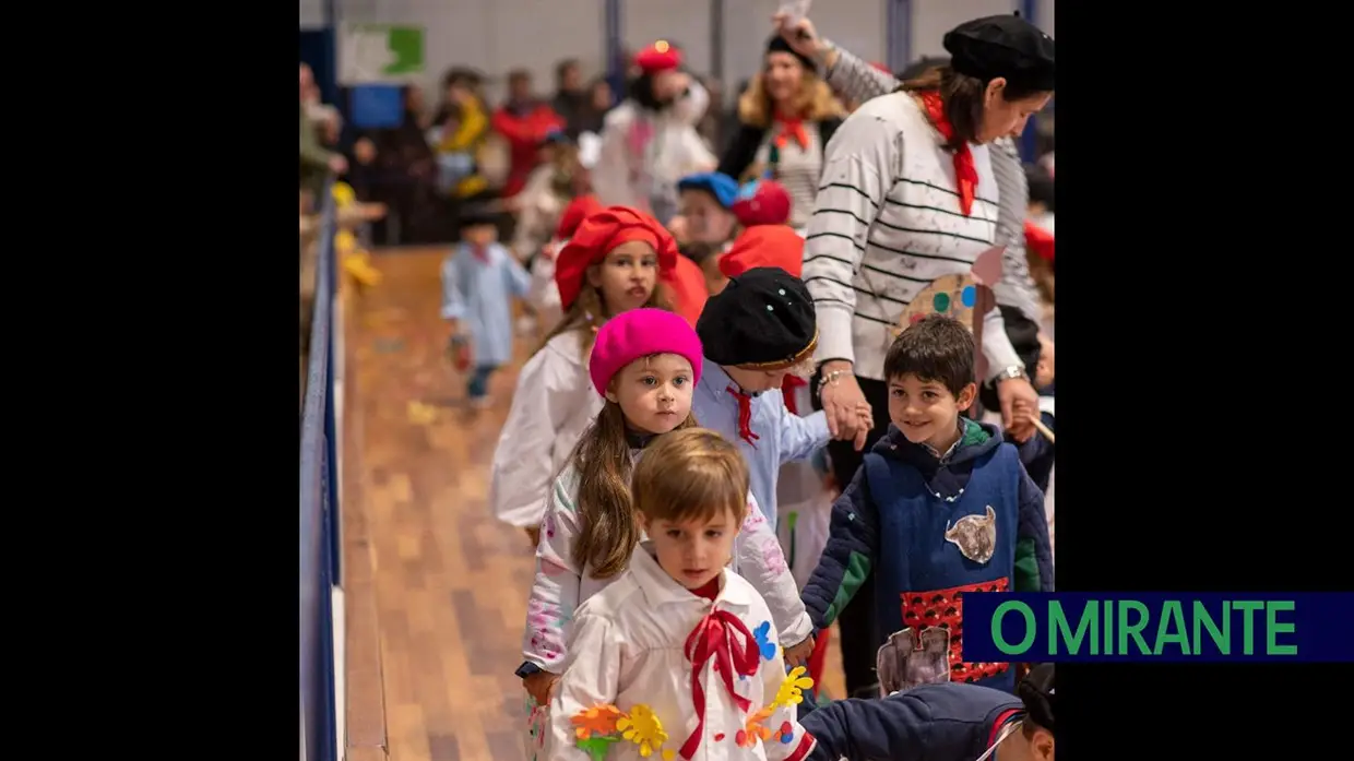 Desfile carnavalesco de alunos na Azinhaga sobre a obra do pintor Serrão de Faria