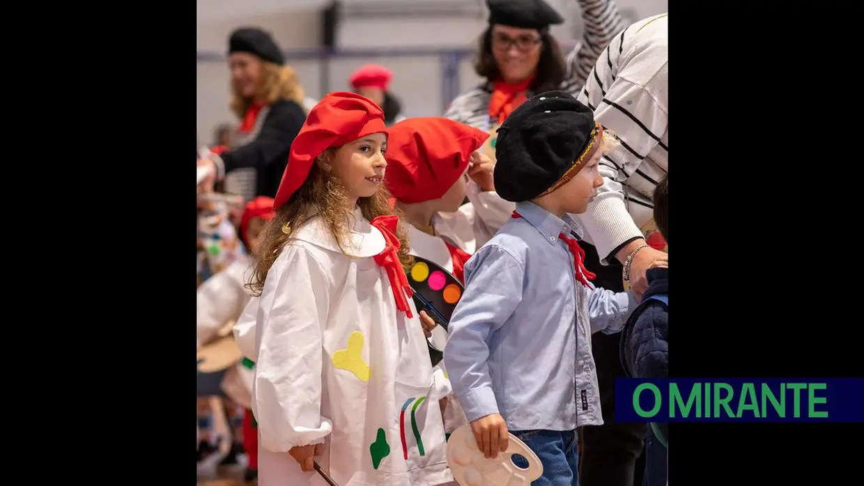 Desfile carnavalesco de alunos na Azinhaga sobre a obra do pintor Serrão de Faria