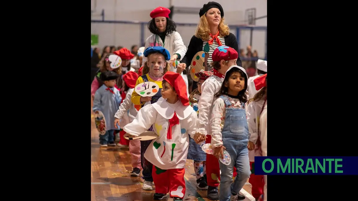 Desfile carnavalesco de alunos na Azinhaga sobre a obra do pintor Serrão de Faria