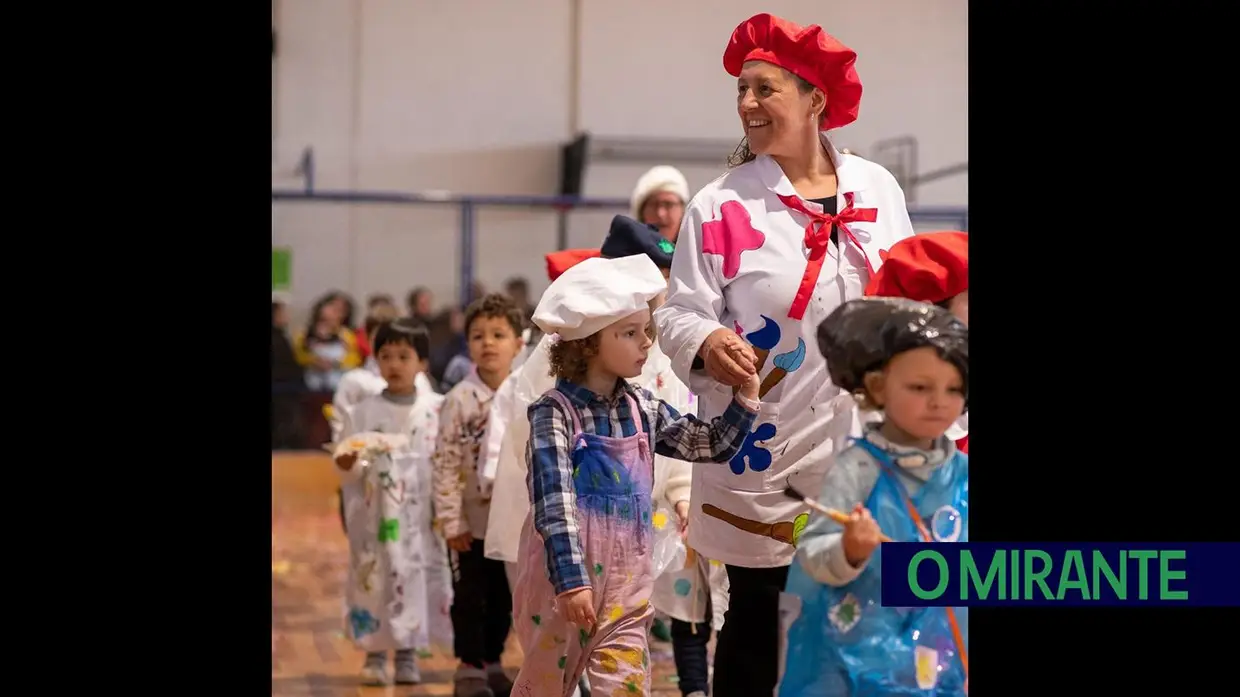 Desfile carnavalesco de alunos na Azinhaga sobre a obra do pintor Serrão de Faria