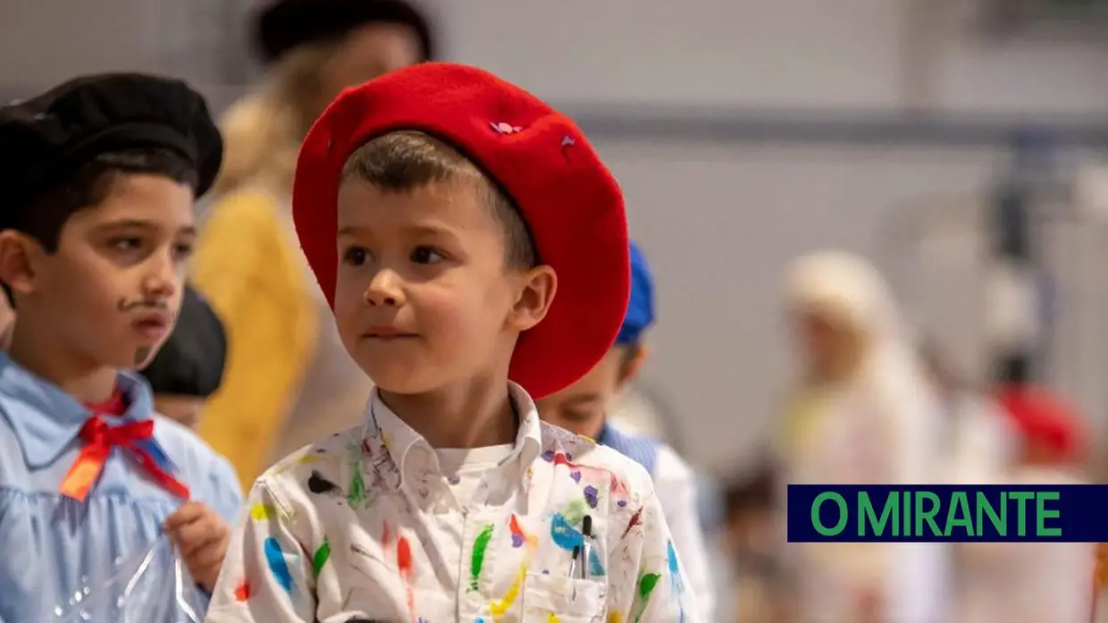 Desfile carnavalesco de alunos na Azinhaga sobre a obra do pintor Serrão de Faria