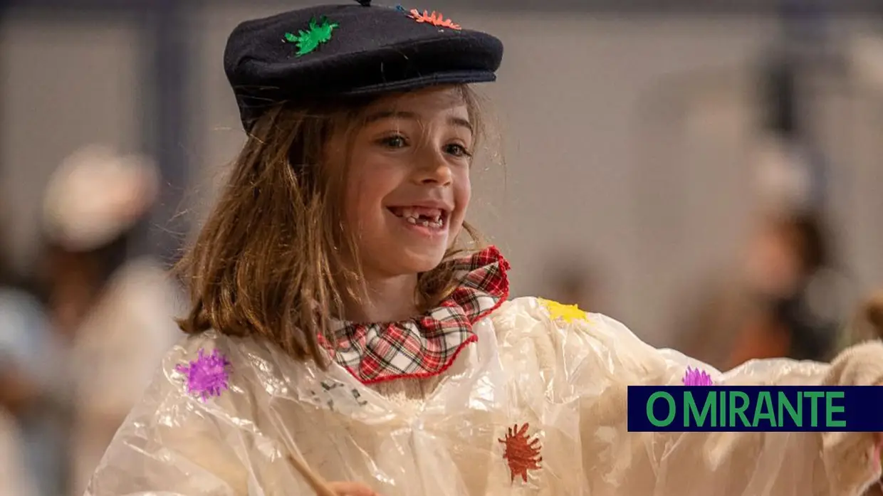 Desfile carnavalesco de alunos na Azinhaga sobre a obra do pintor Serrão de Faria