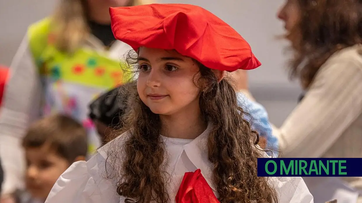 Desfile carnavalesco de alunos na Azinhaga sobre a obra do pintor Serrão de Faria