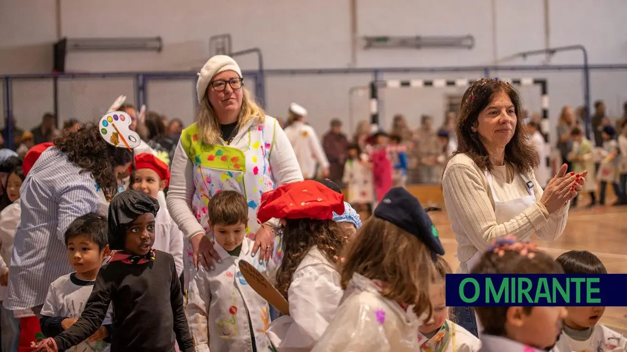 Desfile carnavalesco de alunos na Azinhaga sobre a obra do pintor Serrão de Faria