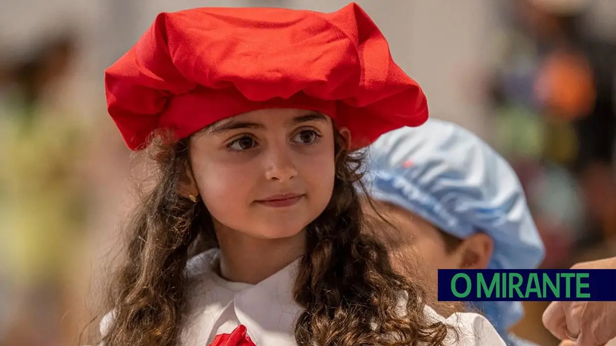 Desfile carnavalesco de alunos na Azinhaga sobre a obra do pintor Serrão de Faria