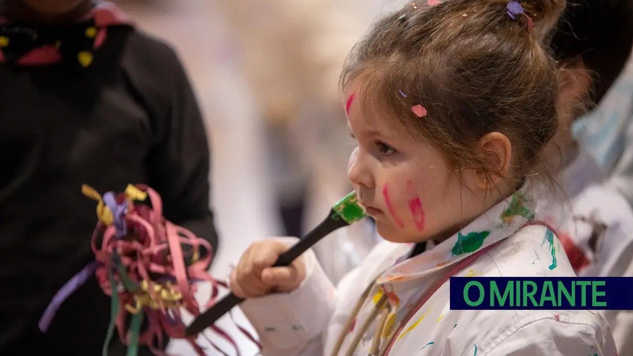 Desfile carnavalesco de alunos na Azinhaga sobre a obra do pintor Serrão de Faria