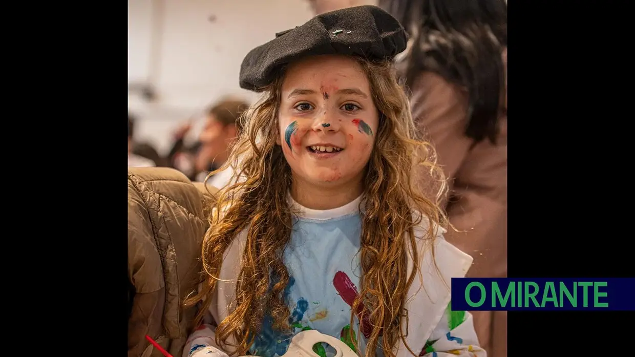 Desfile carnavalesco de alunos na Azinhaga sobre a obra do pintor Serrão de Faria