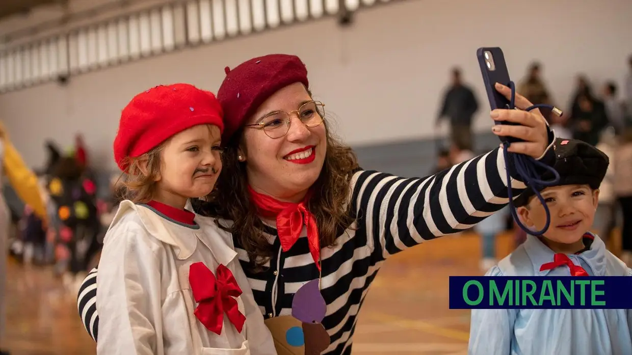 Desfile carnavalesco de alunos na Azinhaga sobre a obra do pintor Serrão de Faria