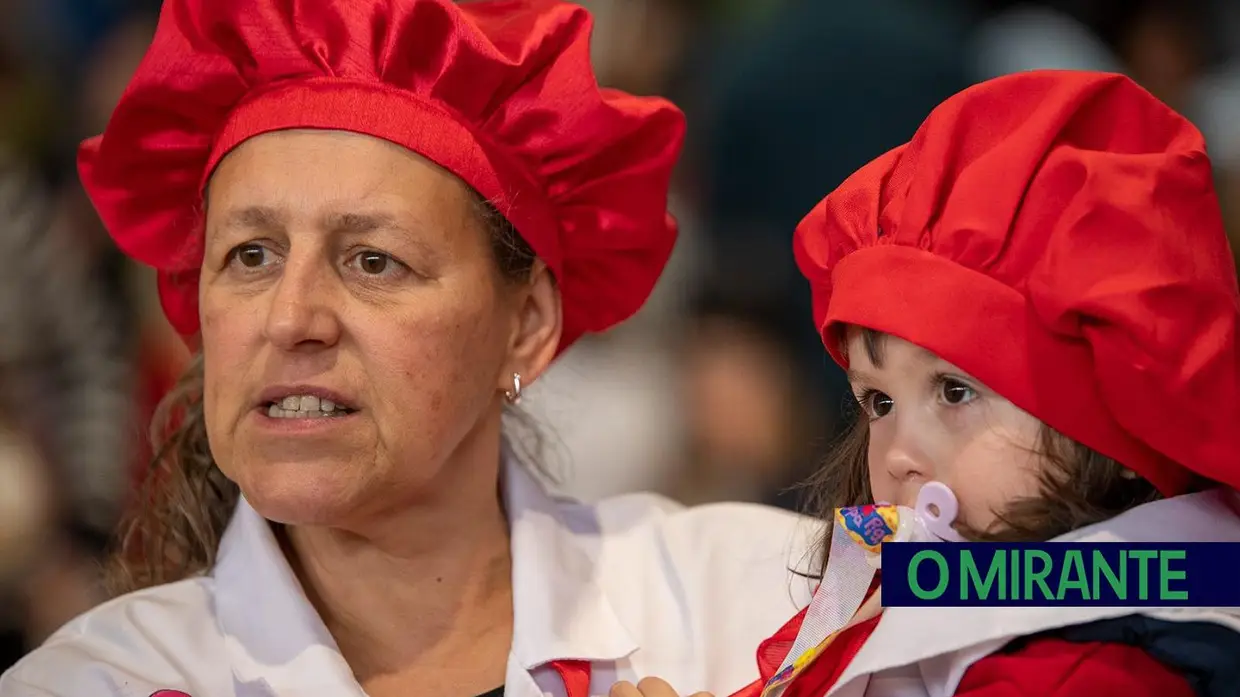 Desfile carnavalesco de alunos na Azinhaga sobre a obra do pintor Serrão de Faria