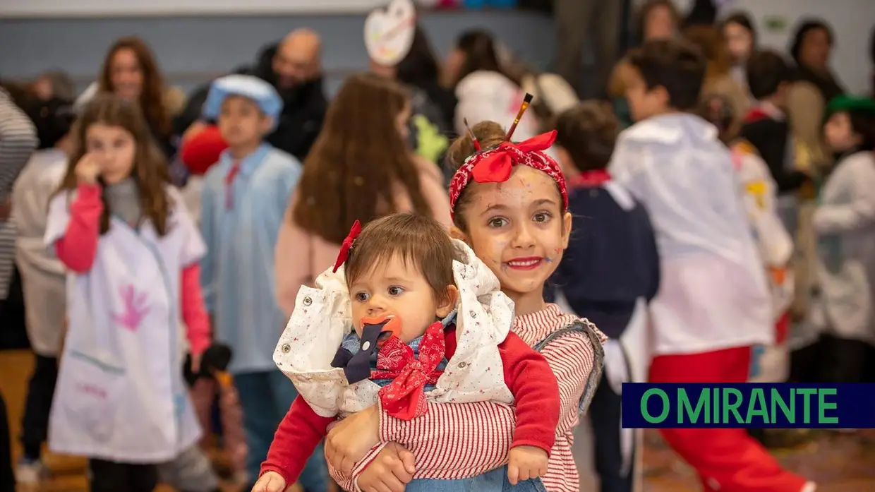 Desfile carnavalesco de alunos na Azinhaga sobre a obra do pintor Serrão de Faria