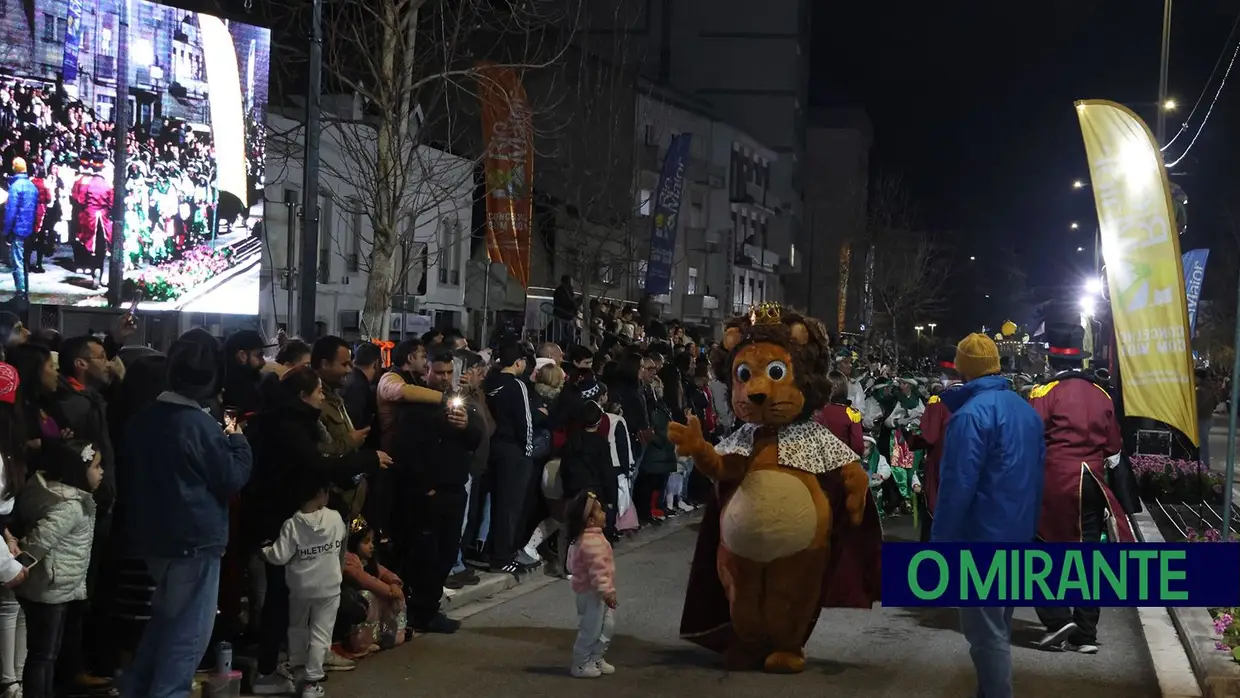 Quase mil foliões no desfile de Carnaval de Rio Maior
