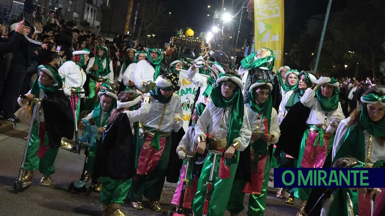 Quase mil foliões no desfile de Carnaval de Rio Maior