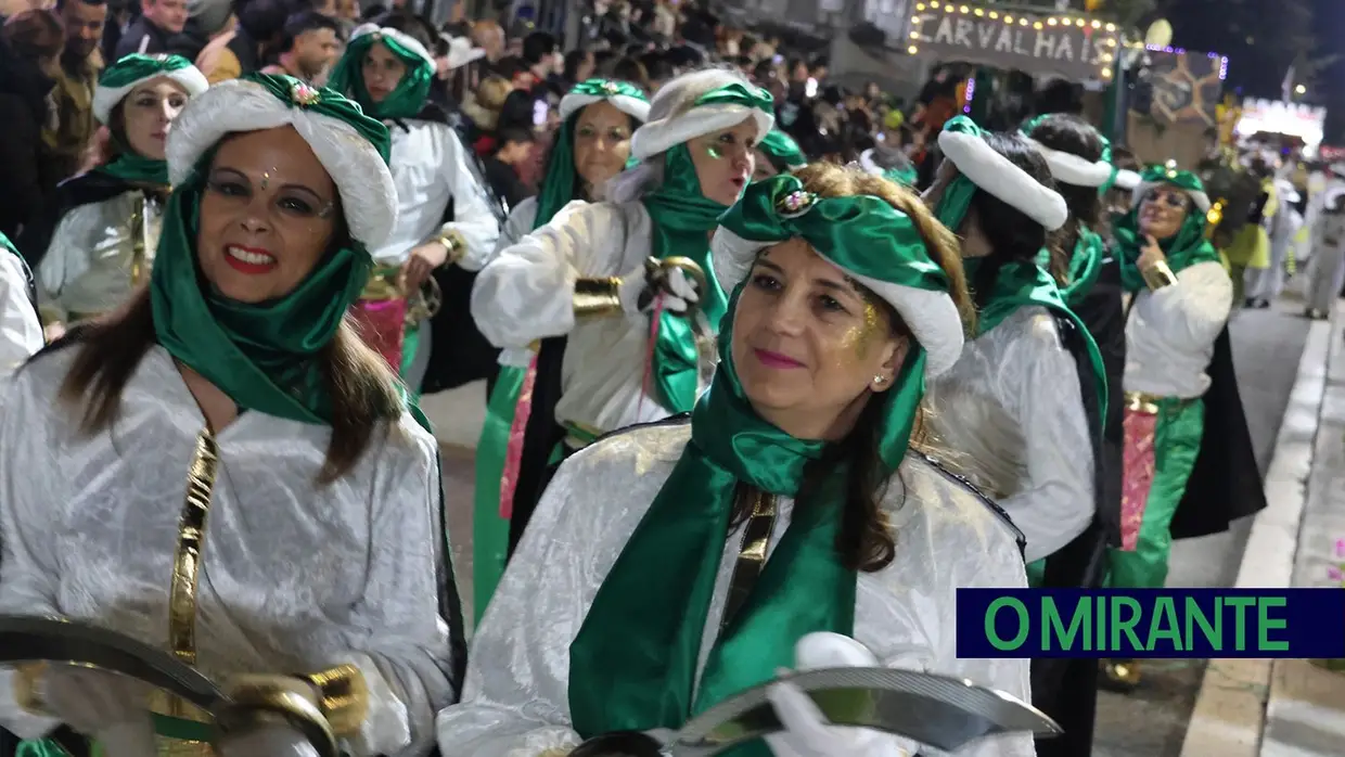 Quase mil foliões no desfile de Carnaval de Rio Maior