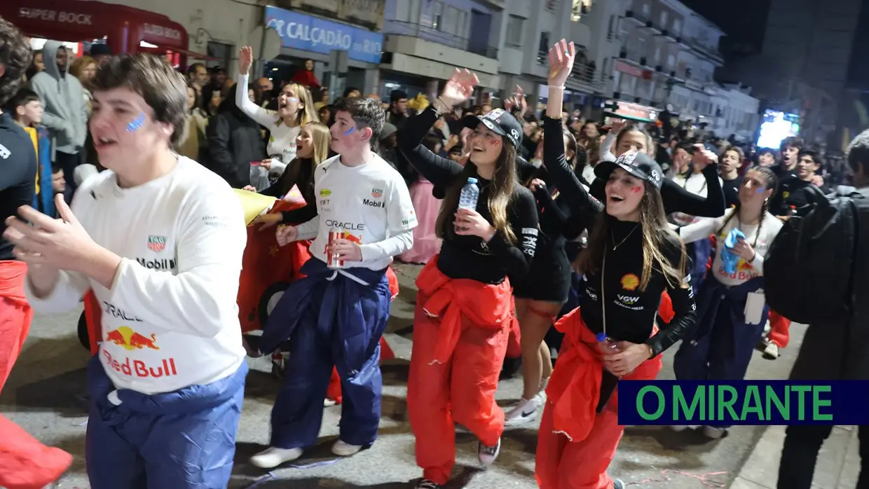 Quase mil foliões no desfile de Carnaval de Rio Maior