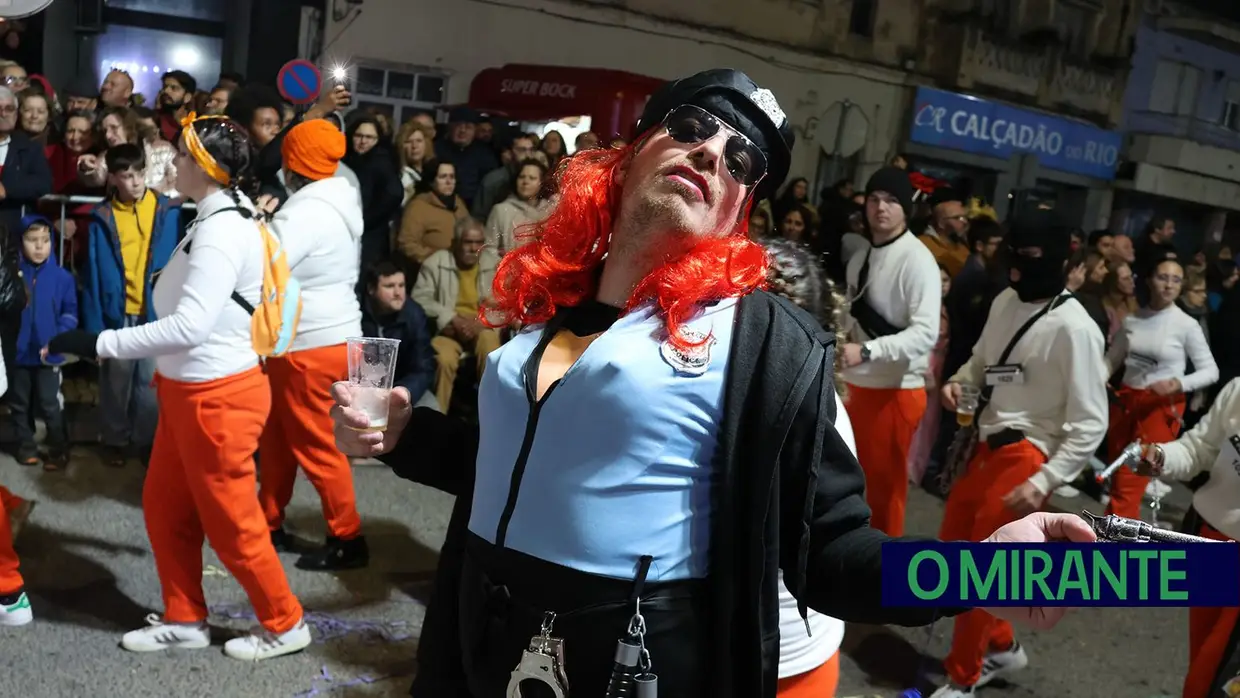 Quase mil foliões no desfile de Carnaval de Rio Maior