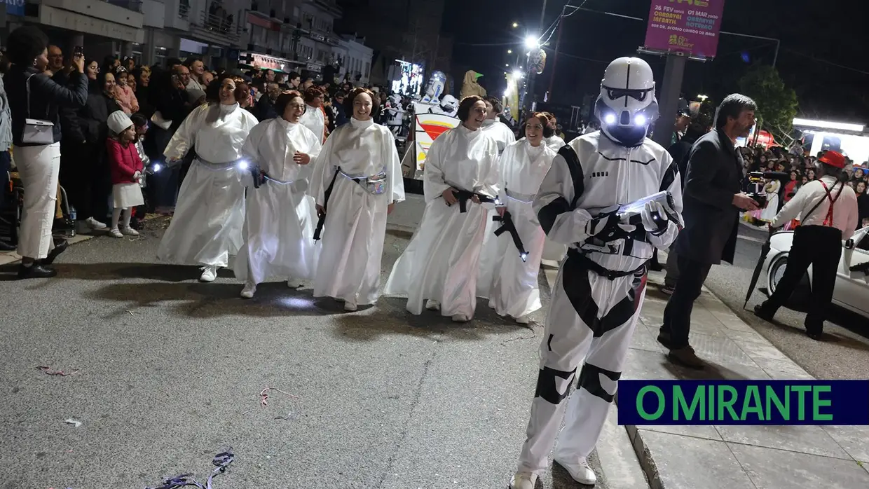 Quase mil foliões no desfile de Carnaval de Rio Maior