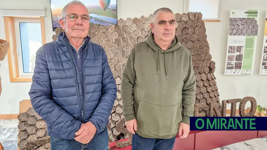 No Couço molda-se a tradição e os artesãos da cortiça resistem ao tempo No Couço molda-se a tradição e os artesãos da cortiça resistem ao tempo
