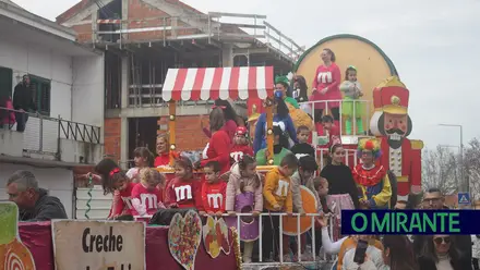 Chuva deu tréguas ao Carnaval de Samora Correia no desfile de terça-feira
