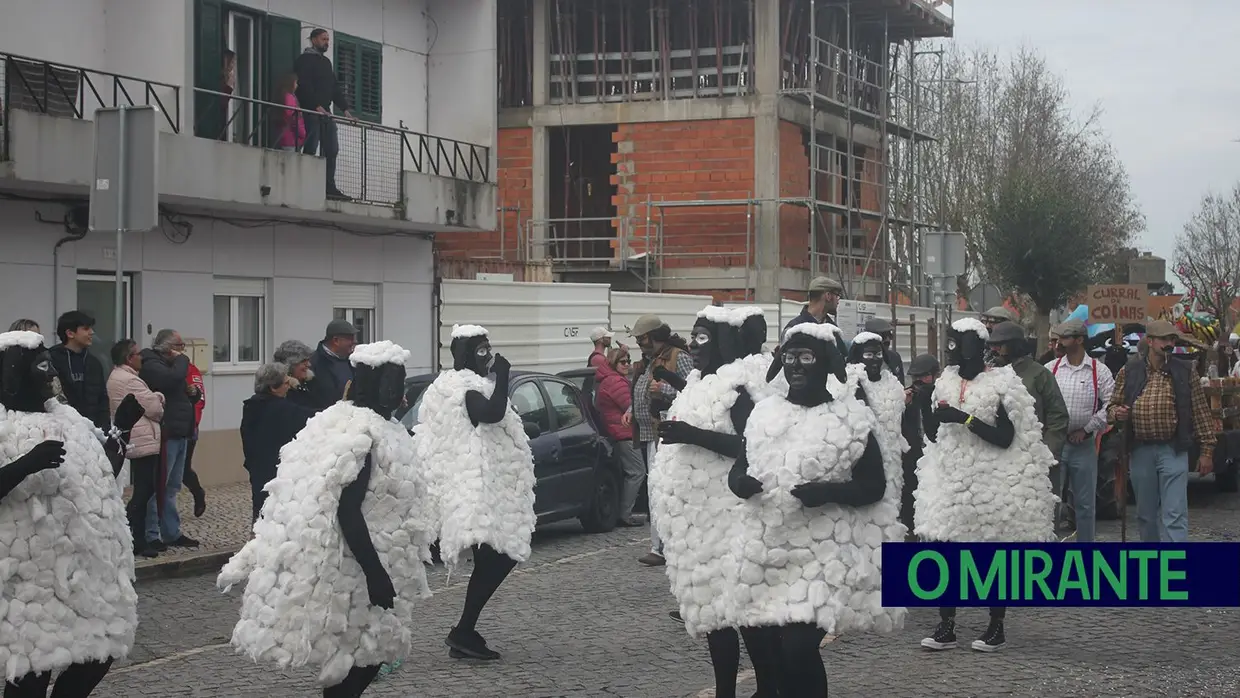 Chuva deu tréguas ao Carnaval de Samora Correia no desfile de terça-feira