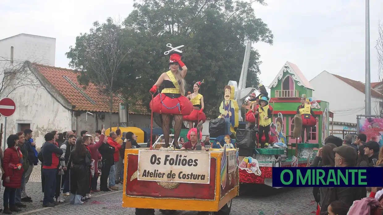 Chuva deu tréguas ao Carnaval de Samora Correia no desfile de terça-feira