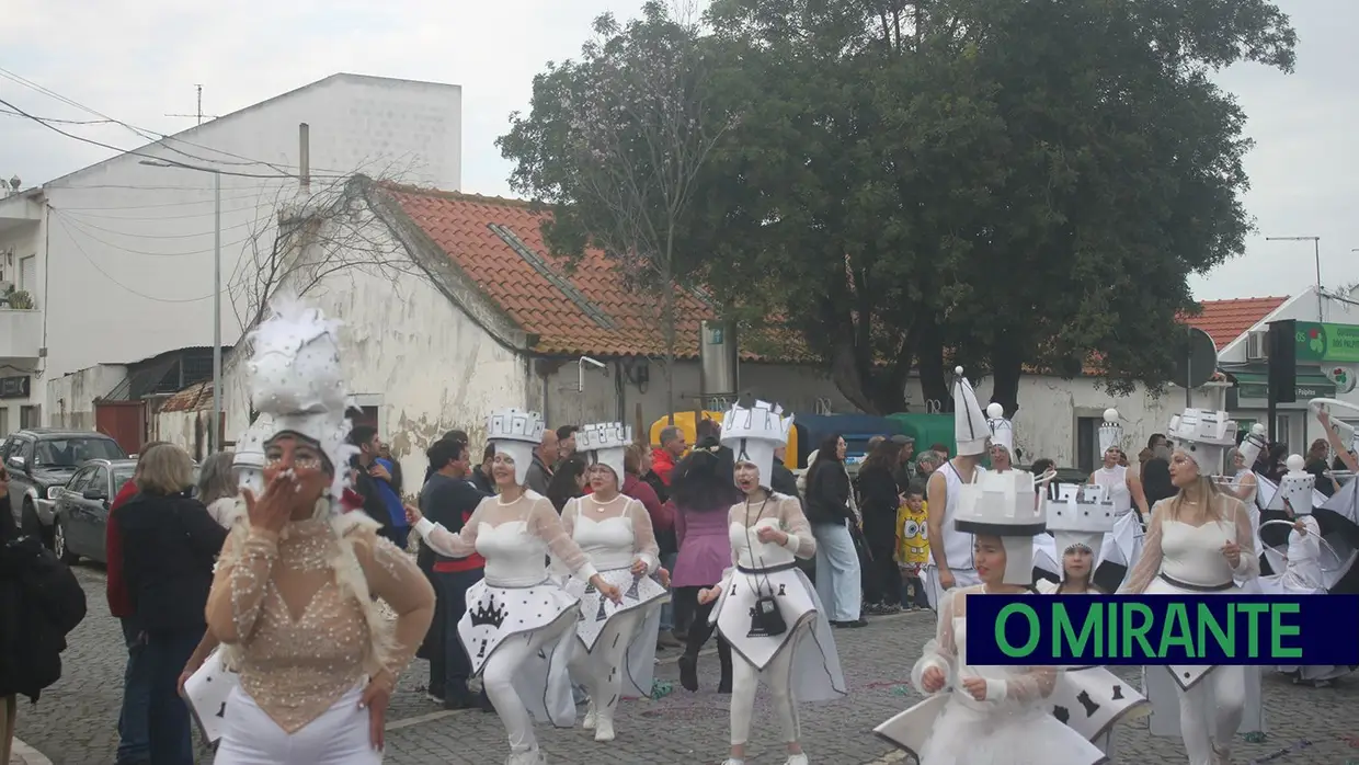 Chuva deu tréguas ao Carnaval de Samora Correia no desfile de terça-feira