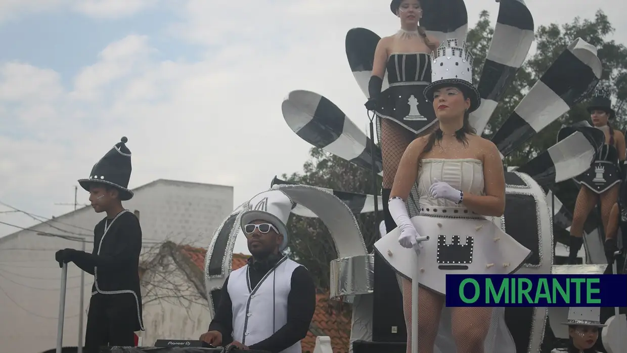 Chuva deu tréguas ao Carnaval de Samora Correia no desfile de terça-feira