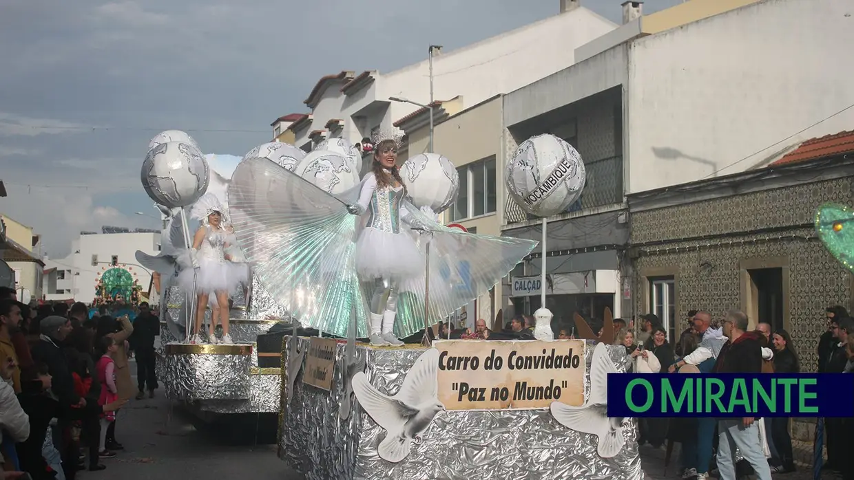 Chuva deu tréguas ao Carnaval de Samora Correia no desfile de terça-feira