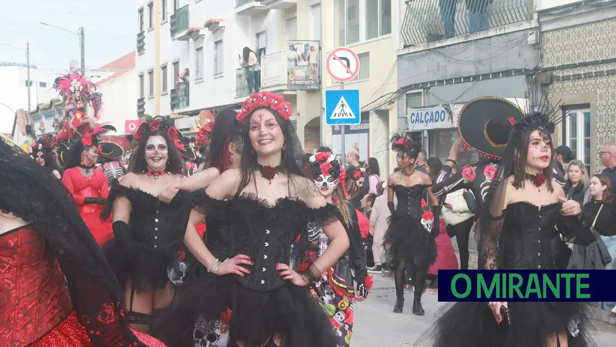 Chuva deu tréguas ao Carnaval de Samora Correia no desfile de terça-feira