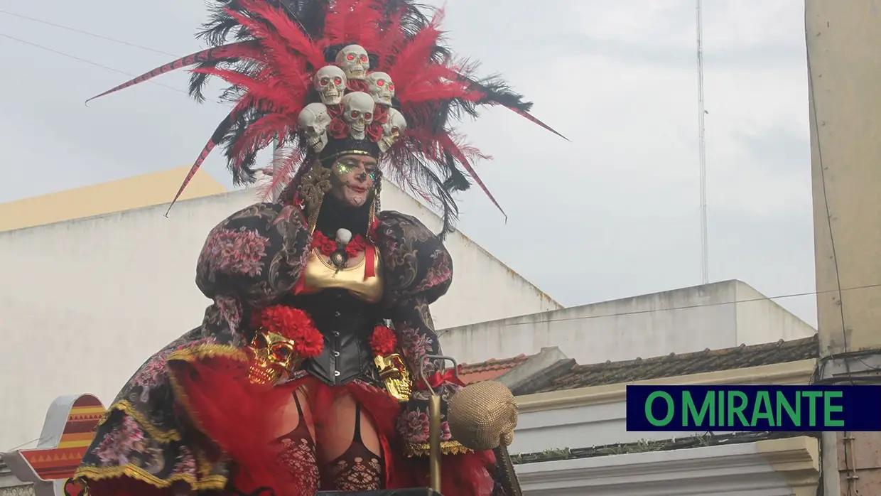 Chuva deu tréguas ao Carnaval de Samora Correia no desfile de terça-feira