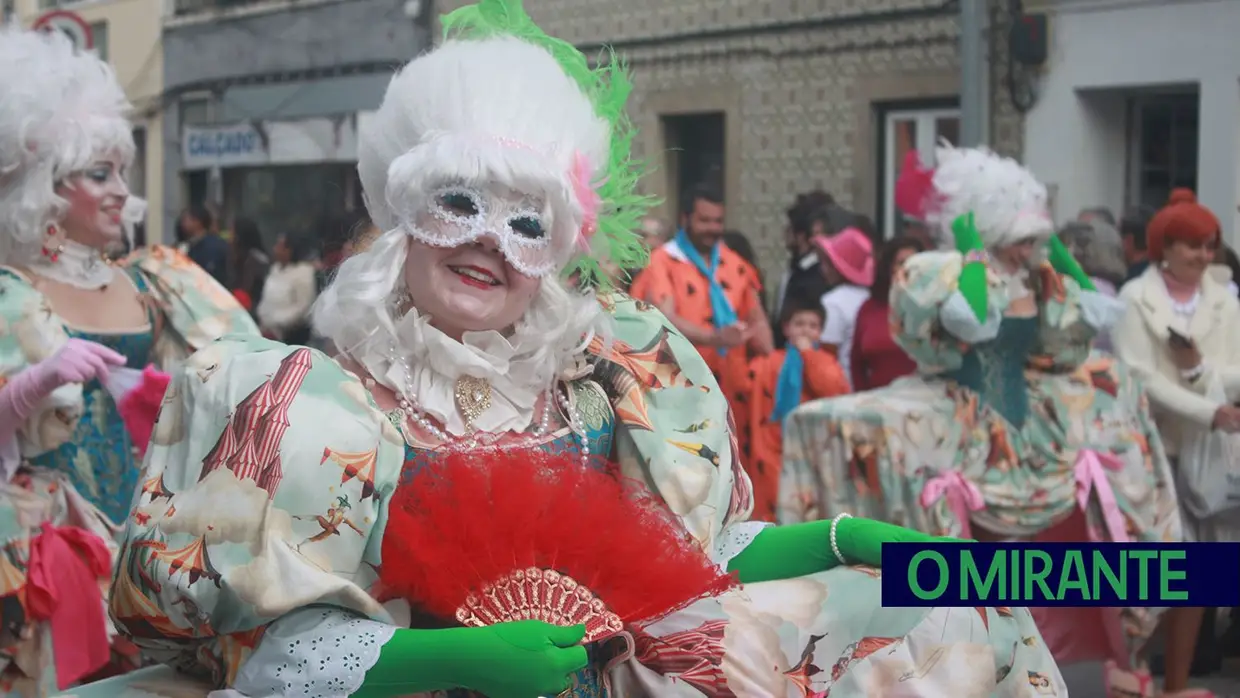 Chuva deu tréguas ao Carnaval de Samora Correia no desfile de terça-feira