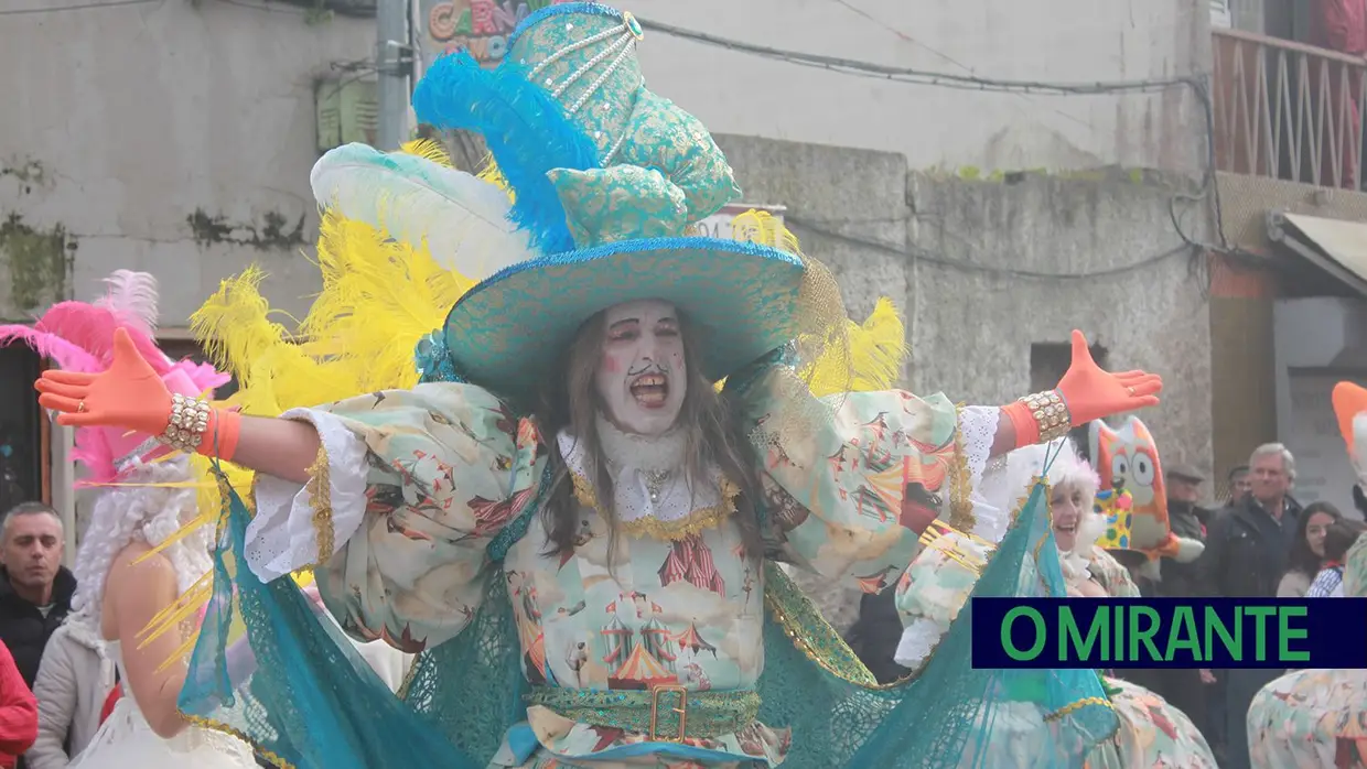 Chuva deu tréguas ao Carnaval de Samora Correia no desfile de terça-feira