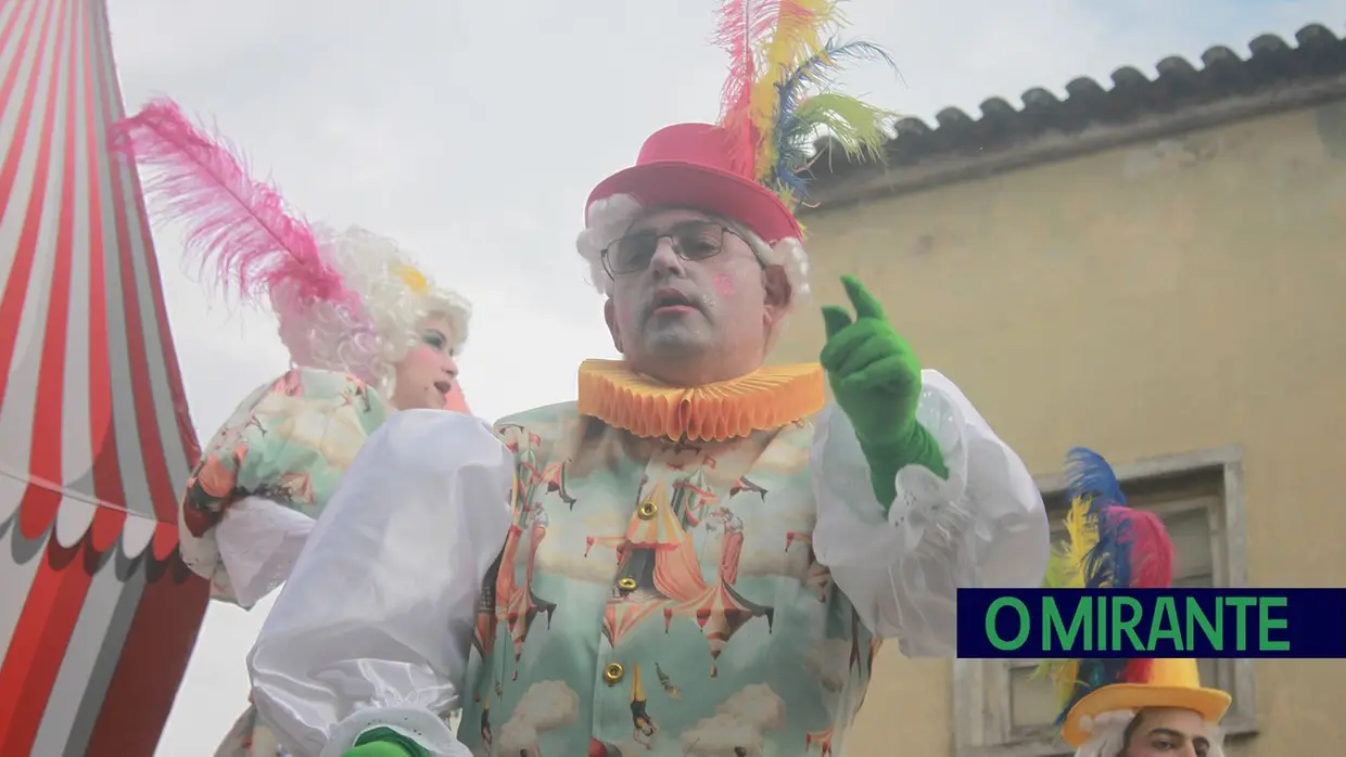 Chuva deu tréguas ao Carnaval de Samora Correia no desfile de terça-feira