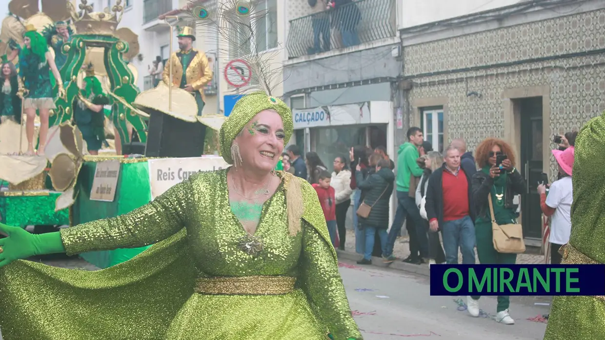 Chuva deu tréguas ao Carnaval de Samora Correia no desfile de terça-feira