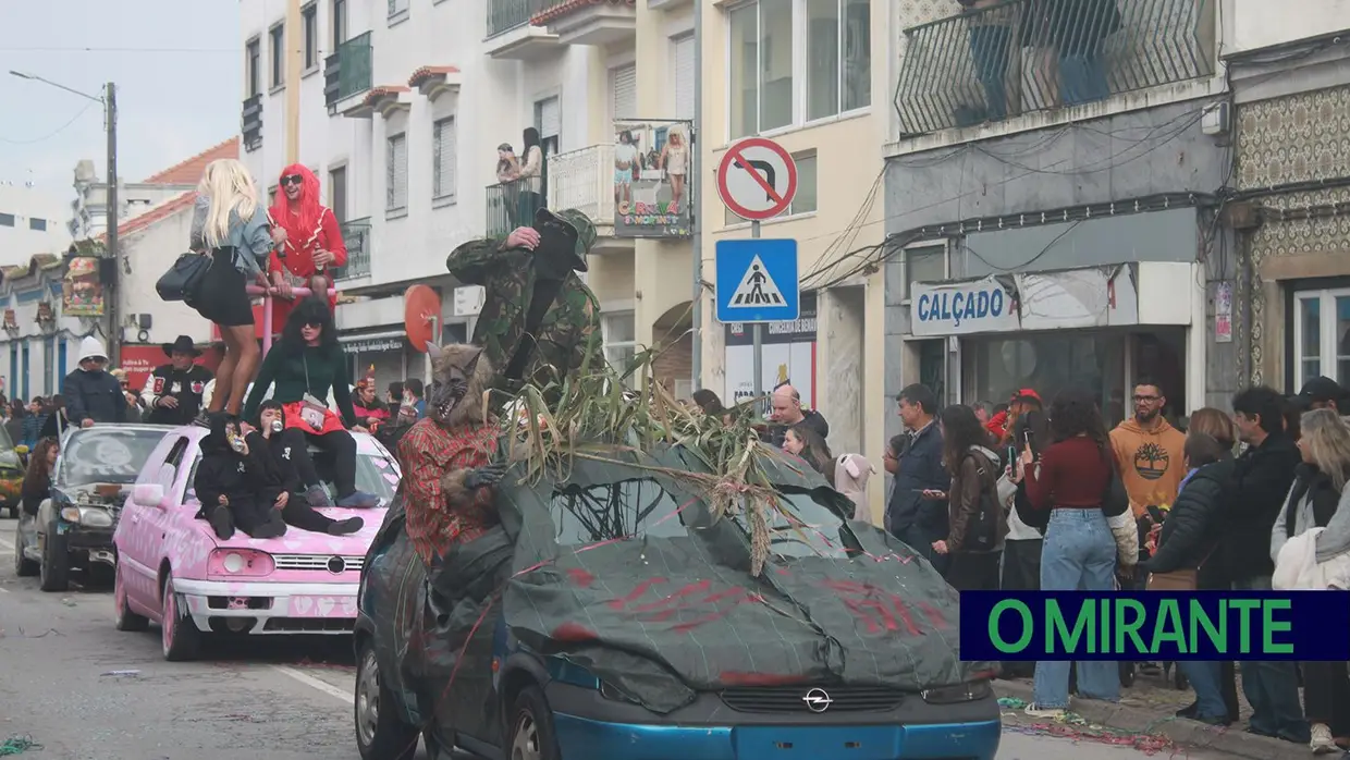 Chuva deu tréguas ao Carnaval de Samora Correia no desfile de terça-feira