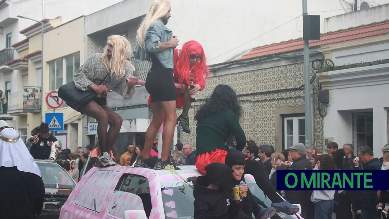 Chuva deu tréguas ao Carnaval de Samora Correia no desfile de terça-feira