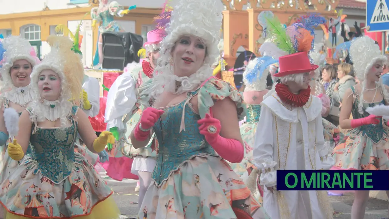 Chuva deu tréguas ao Carnaval de Samora Correia no desfile de terça-feira