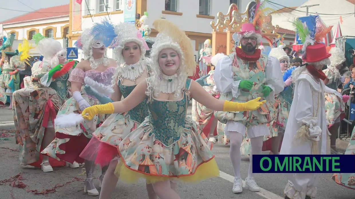 Chuva deu tréguas ao Carnaval de Samora Correia no desfile de terça-feira