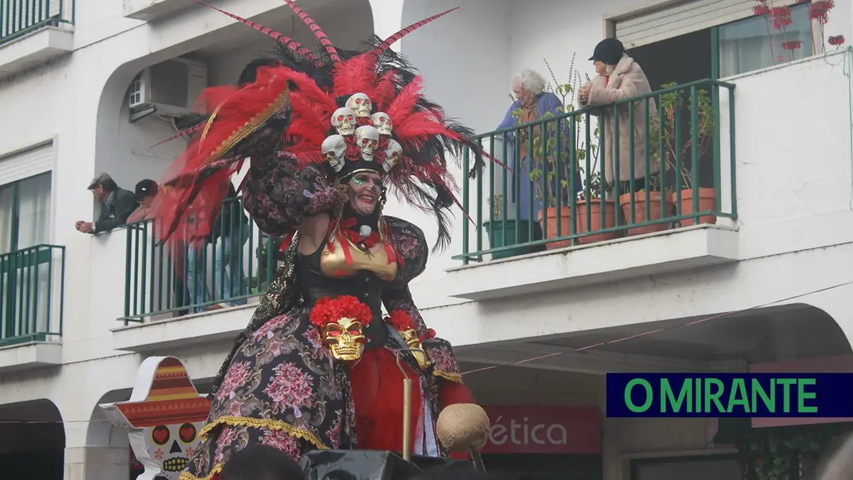 Chuva deu tréguas ao Carnaval de Samora Correia no desfile de terça-feira