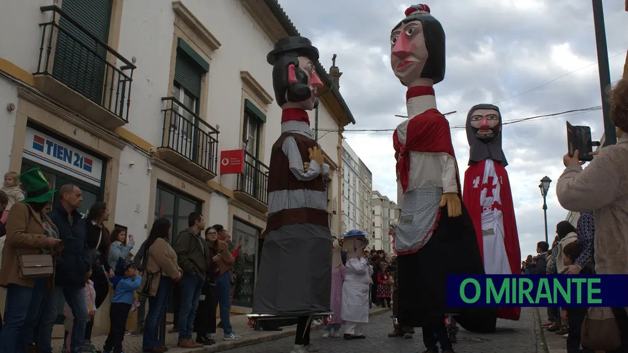 Carnaval de Tomar termina com milhares a assistir ao desfile