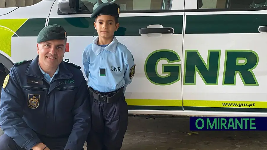 Menino que todos os dias visita posto da GNR de Torres Novas veste a farda por um dia Menino que todos os dias visita posto da GNR de Torres Novas veste a farda por um dia