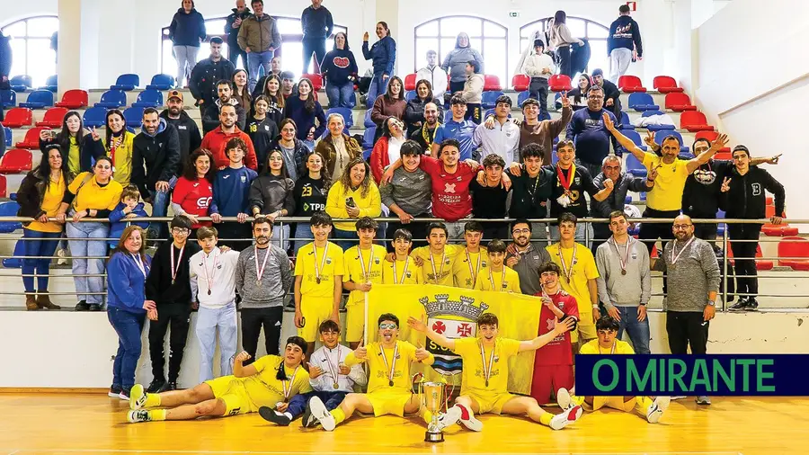 Ferreira do Zêzere e Vitória de Santarém vencem taças de futsal jovem Ferreira do Zêzere e Vitória de Santarém vencem taças de futsal jovem