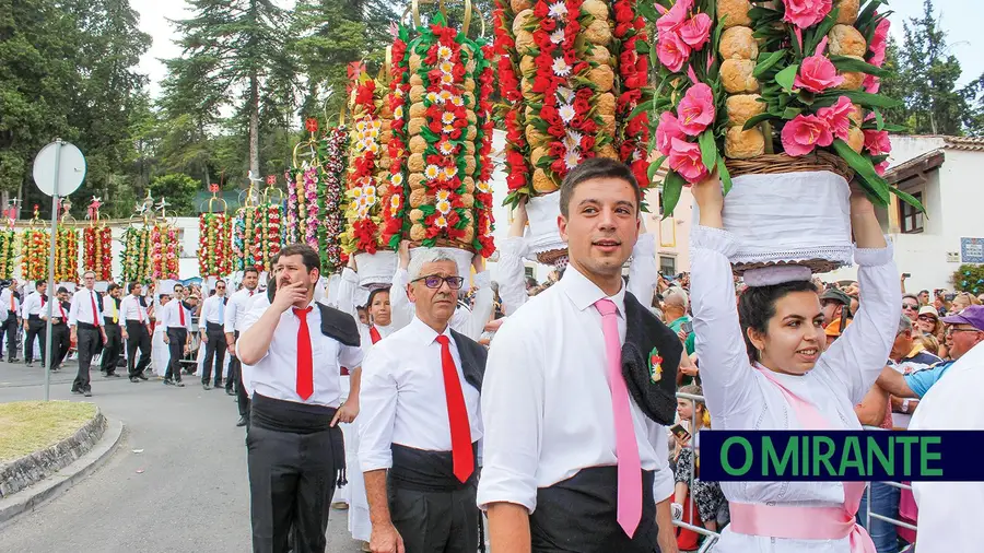 Tomar entregou candidatura da Festa dos Tabuleiros a Património Imaterial da Humanidade Tomar entregou candidatura da Festa dos Tabuleiros a Património Imaterial da Humanidade