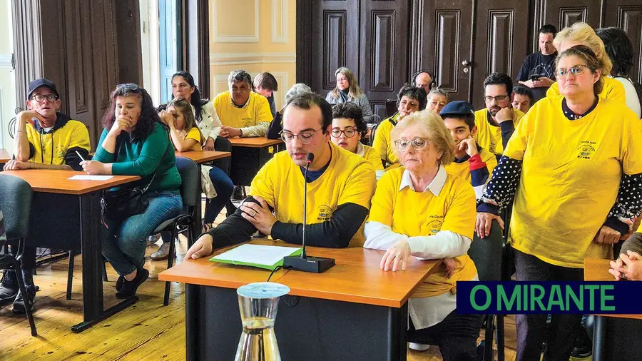 Duas dezenas de elementos de rancho folclórico foram pedir contas à reunião da Câmara de Benavente Duas dezenas de elementos de rancho folclórico foram pedir contas à reunião da Câmara de Benavente