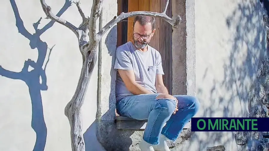 Novidades da caserna de Alcanena: Rui Anastácio descalço e com as calças rotas nos joelhos Novidades da caserna de Alcanena: Rui Anastácio descalço e com as calças rotas nos joelhos